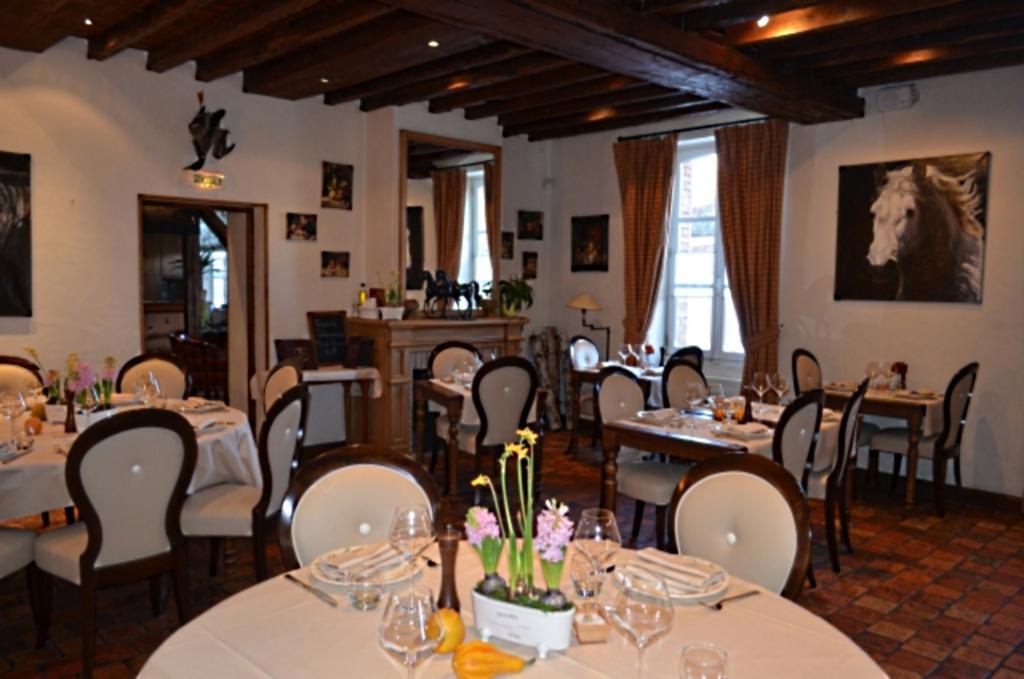 Logis Hotel Auberge Du Cheval Blanc Yvoy-le-Marron Εξωτερικό φωτογραφία